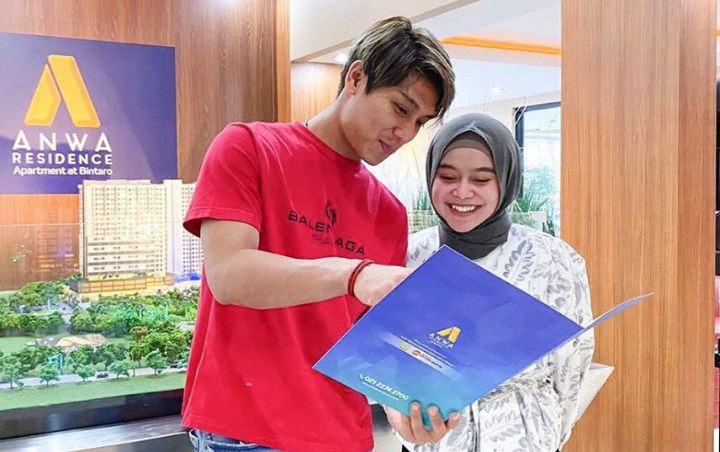 Lesty 'Calon Istri' Rizky Billar Pose Cantik Peluk Bunga, Mahar Apartemen 1,6 Miliar Cuma Settingan?
