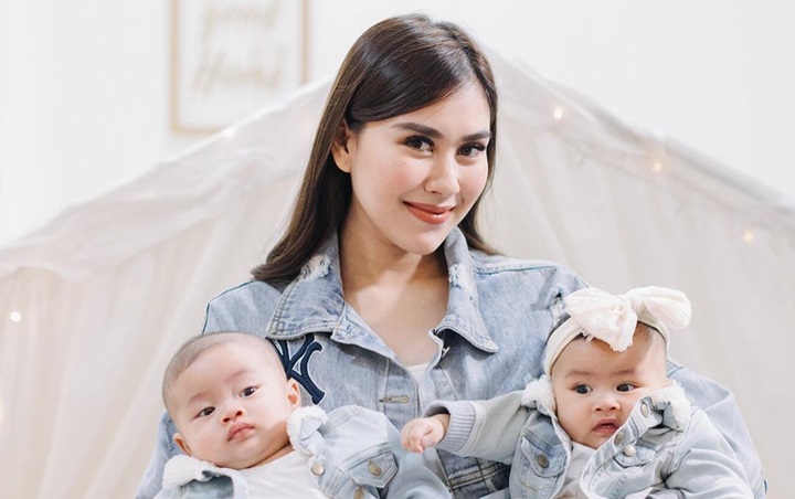 Syahnaz Sadiqah Dandani Si Bayi Kembar Pakai Gamis, Aksi Comot Peci Jadi Bagian Paling Gemas