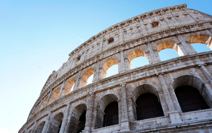 Nekat Corat-Coret Colosseum, Turis Ini Terancam Dijebloskan Ke Penjara