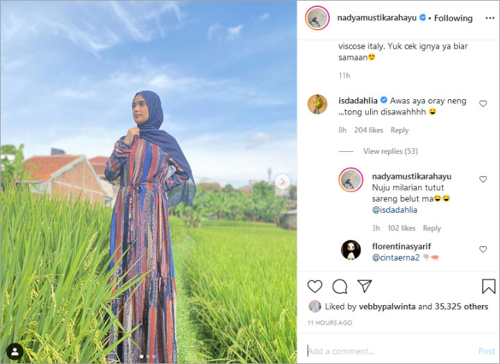 Foto Nadya di Sawah
