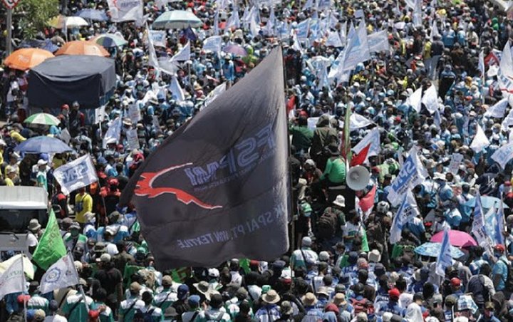 Demo UU Ciptaker Bandung Memanas, Polisi Pakai Gas Air Mata dan Water Canon Demi Bubarkan Massa