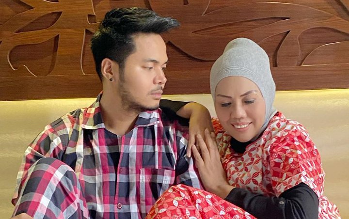 Pamer Momen Mesra, Ely Sugigi Tanggapi Sindiran 'Drama' Pacaran dengan Brondong Tak Disorot Media