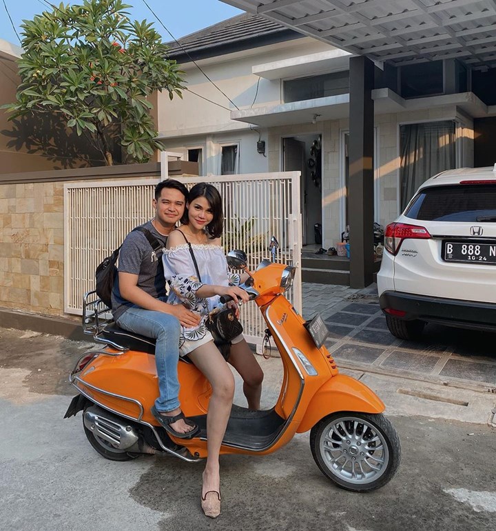 Katty Butterfly dan Aiman Ricky Mesra di Vespa