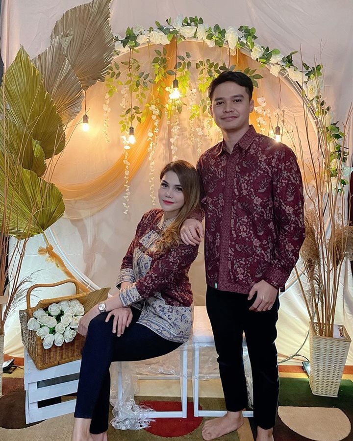 Katty Butterfly dan Aiman Ricky Kompak Pakai Batik