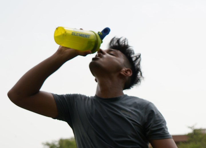 Perbanyak Minum Air Putih dan Konsumsi Makanan Sehat