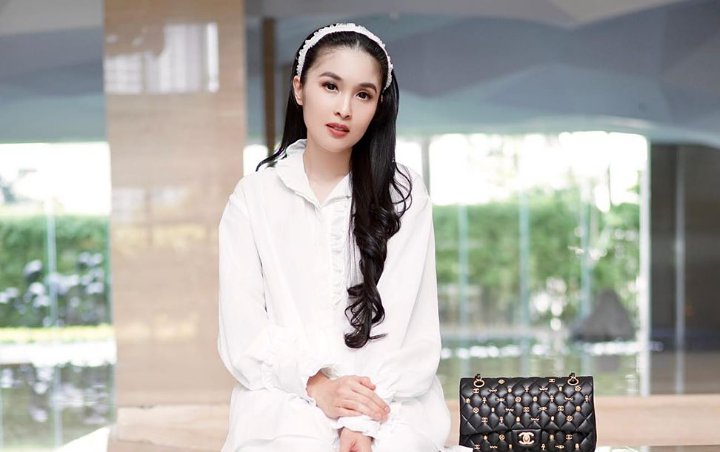 Cantik No Debat, Gaya Sandra Dewi Pakai Kaos Kutung Unik Bikin Kagum