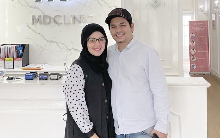 Sambil Liburan, Indra Bekti Bawa Istri Jalani Pengobatan Herbal Di Bandung