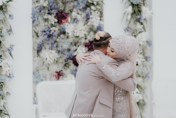 Sule dan Nathalie Holscher Saling Memeluk