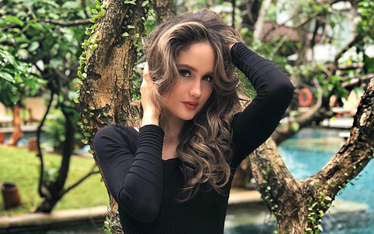 Di Bawah Air Terjun, Cinta Laura Pose Kece Pamer Perut Sixpack Bikin Heboh