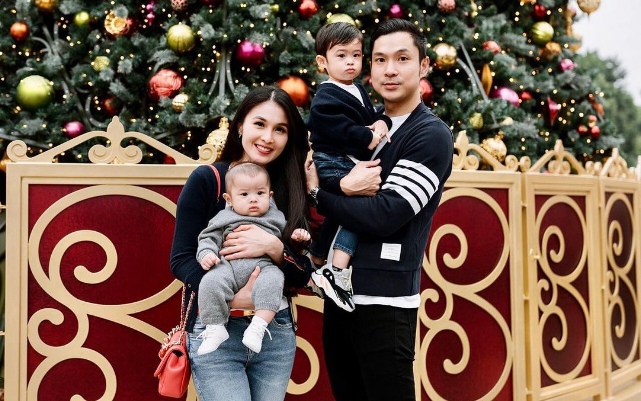 'Raja TikTok', Gaya Harvey Suami Sandra Dewi Uyel-Uyel Ciumi Putra Bungsu Bikin Fans Salah Fokus