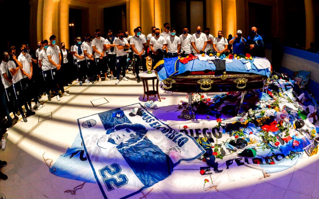 Petugas Pemakaman Dihujat Usai Berfoto dengan Jenazah Diego Maradona