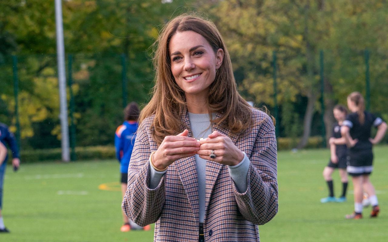 Kate Middleton Kedapatan Pakai Baju Terbalik di Depan Umum