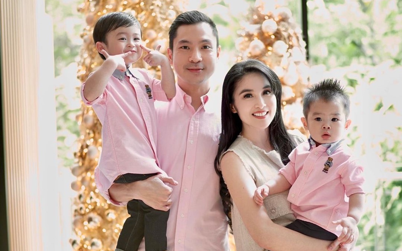 Sandra Dewi Rayakan Ultah Harvey Suami Tampan, Bentuk Kue 'Kode' Hadiah Rumah Baru Super Mewah?