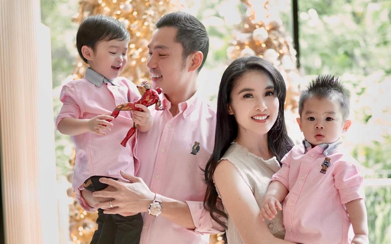 Harvey Suami Sandra Dewi Berkemeja Pink-Macho Aduk Semen, Bocoran Rumah Baru Puluhan Miliar Terkuak?
