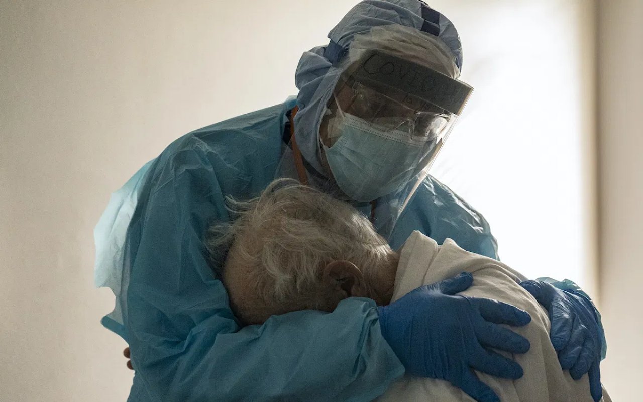 Bikin Nyesek, Foto Dokter di Texas Peluk Pasien Corona Lansia yang Putus Asa Viral