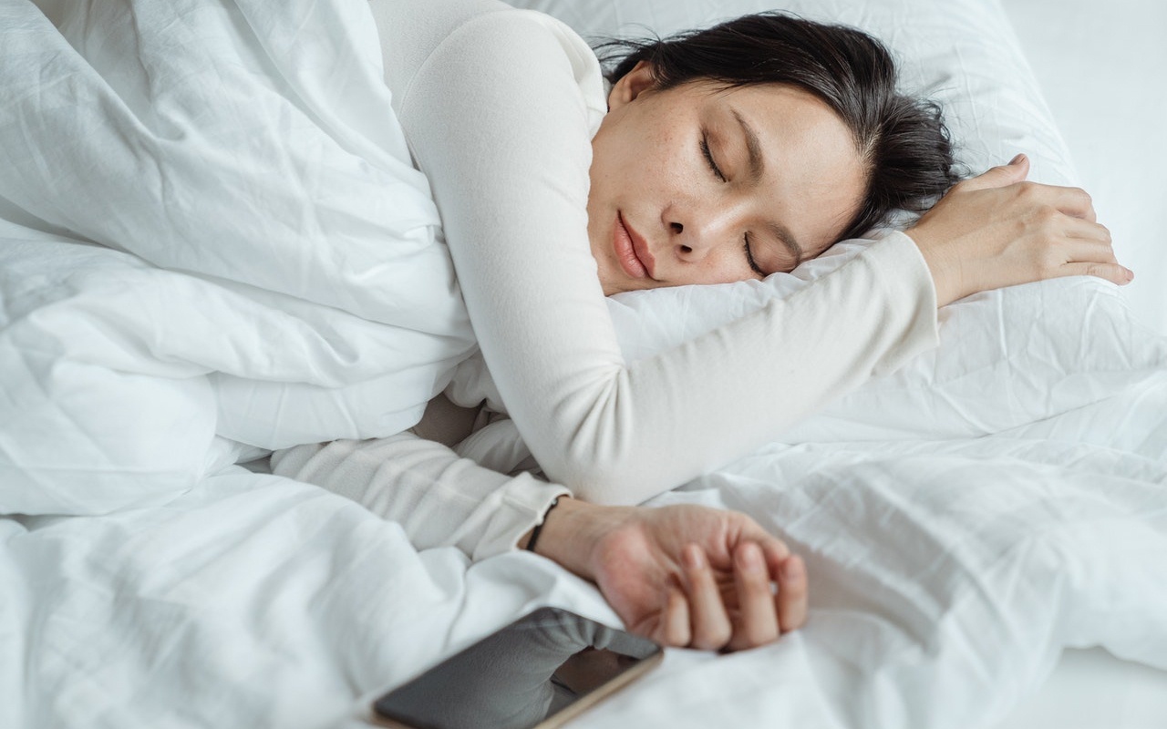 Wanita Ini Bantu Riset Untuk Lawan COVID-19 Sambil Tidur, Bagaimana Caranya?