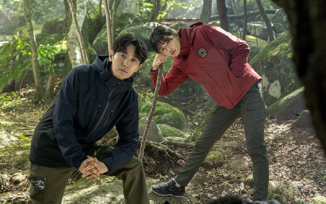 Joo Ji Hoon dan Jun Ji Hyun Berubah Jadi Penjaga Hutan Pekerja Keras di Foto Adegan 'Mount Jiri'