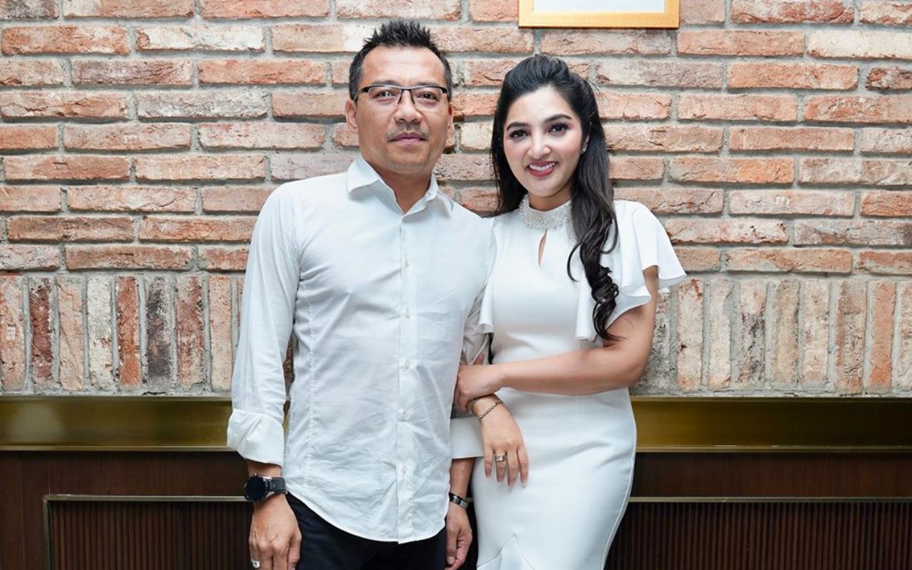 Anang Hermansyah Pegangan Tangan Dengan Kontestan 'Indonesian Idol', Ashanty Beri Ancaman Ini