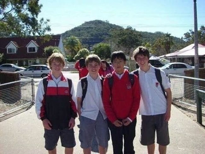 Sosok dalam Foto Pra Debut Jin BTS di Australia Kejutkan Netizen, Siapa? 1
