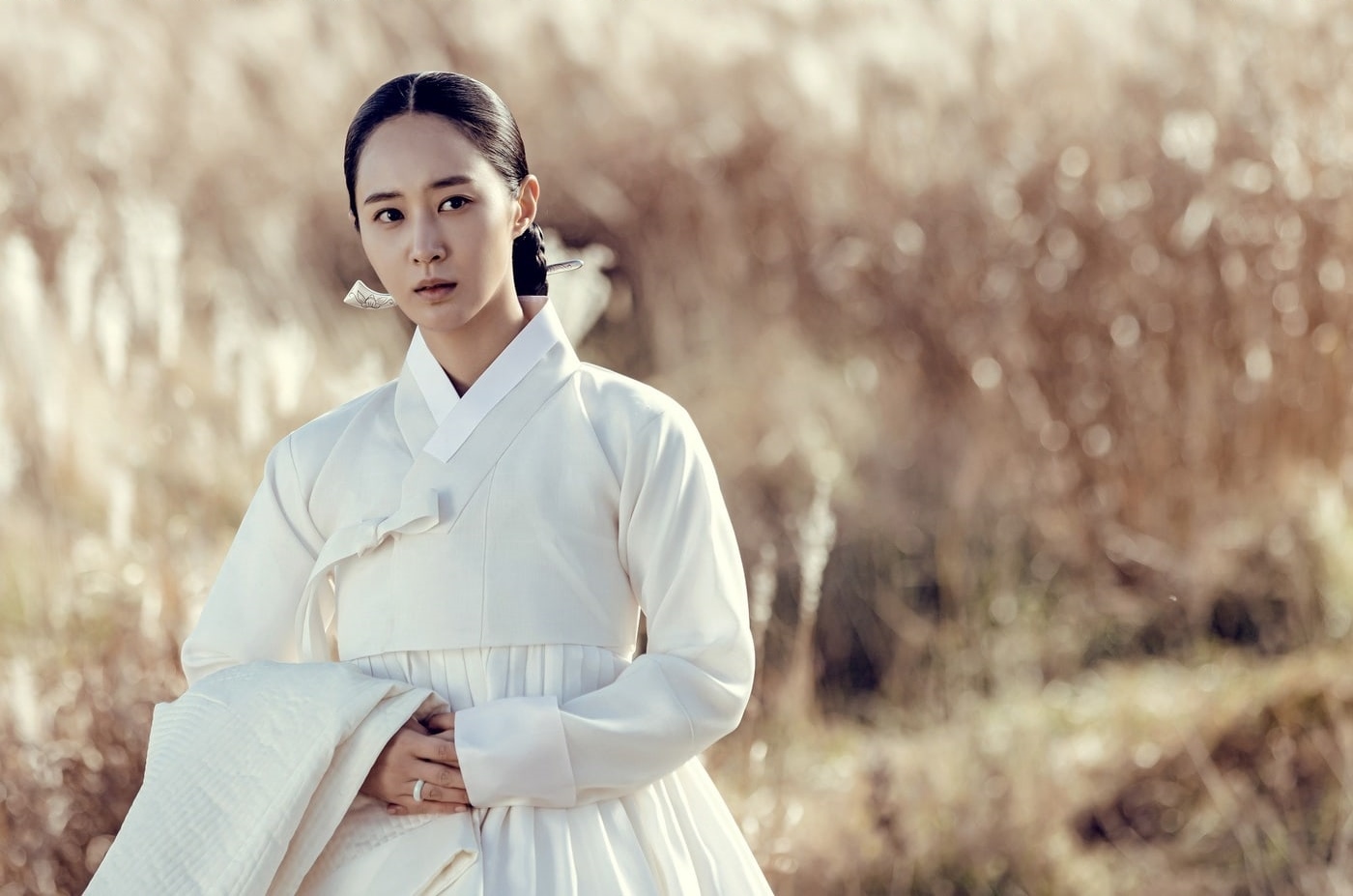 Yuri SNSD Bintangi Drama Sageuk \'Bossam: Steal the Fate\', Foto Pakai Hanbok Jadi Sorotan