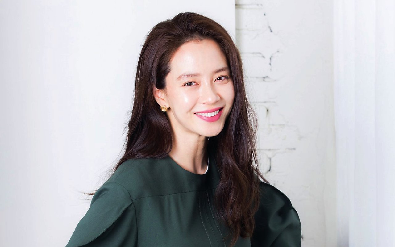 Song Ji Hyo Rayakan 20 Tahun Karir dengan Posting Foto Cantik dan Pamerkan Hadiah Fans 