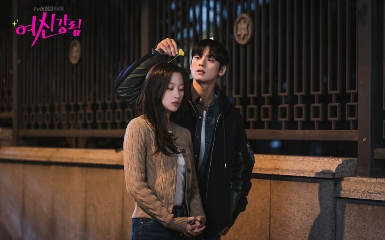 Cha Eunwoo ASTRO Romantis Genggam Tangan Moon Ga Young di 'True Beauty', Fans Deg-Degan