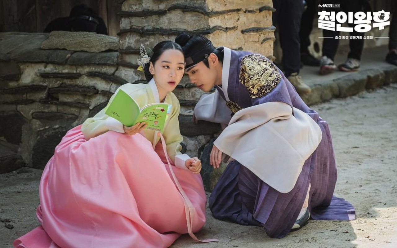 Tak Hanya dalam Drama, Shin Hye Sun dan Kim Jung Hyun Juga Berdebat di Lokasi Syuting 'Mr. Queen'