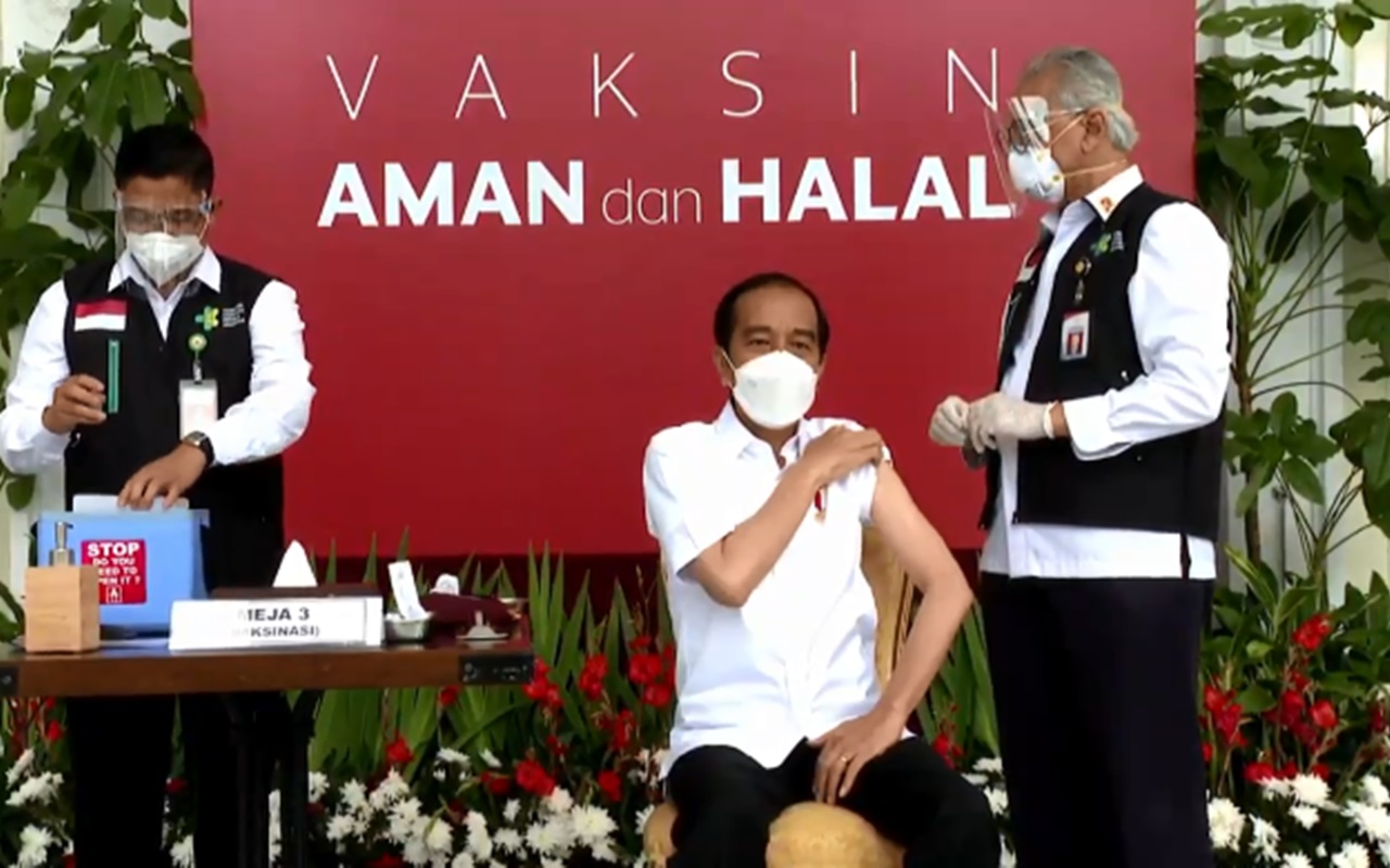 Jokowi Resmi Disuntik Sinovac, Tangan Vaksinator Gemetar Jadi Sorotan