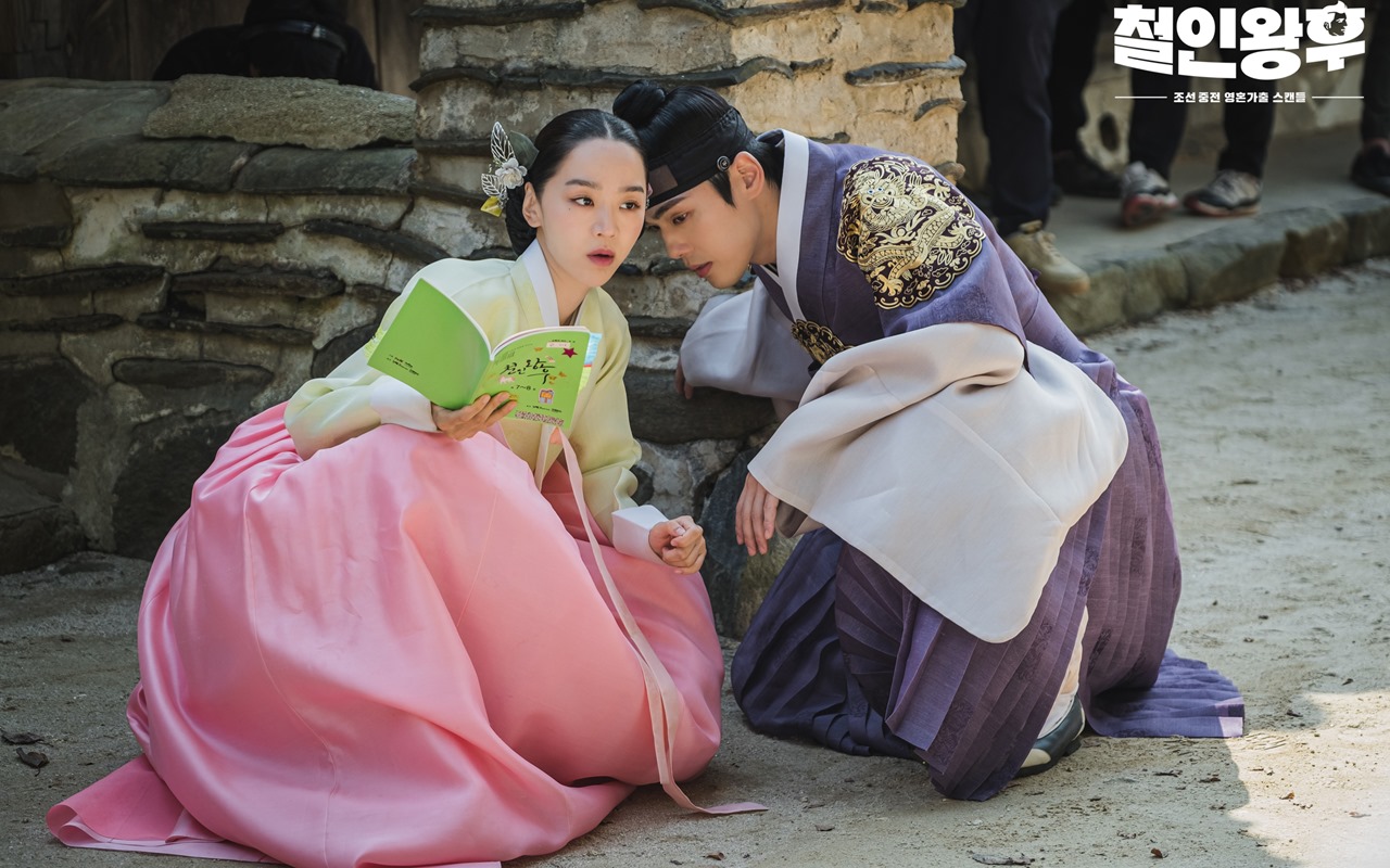 Kim Jung Hyun Goda Shin Hye Sun Agar Tertawa Saat Syuting 'Mr. Queen'