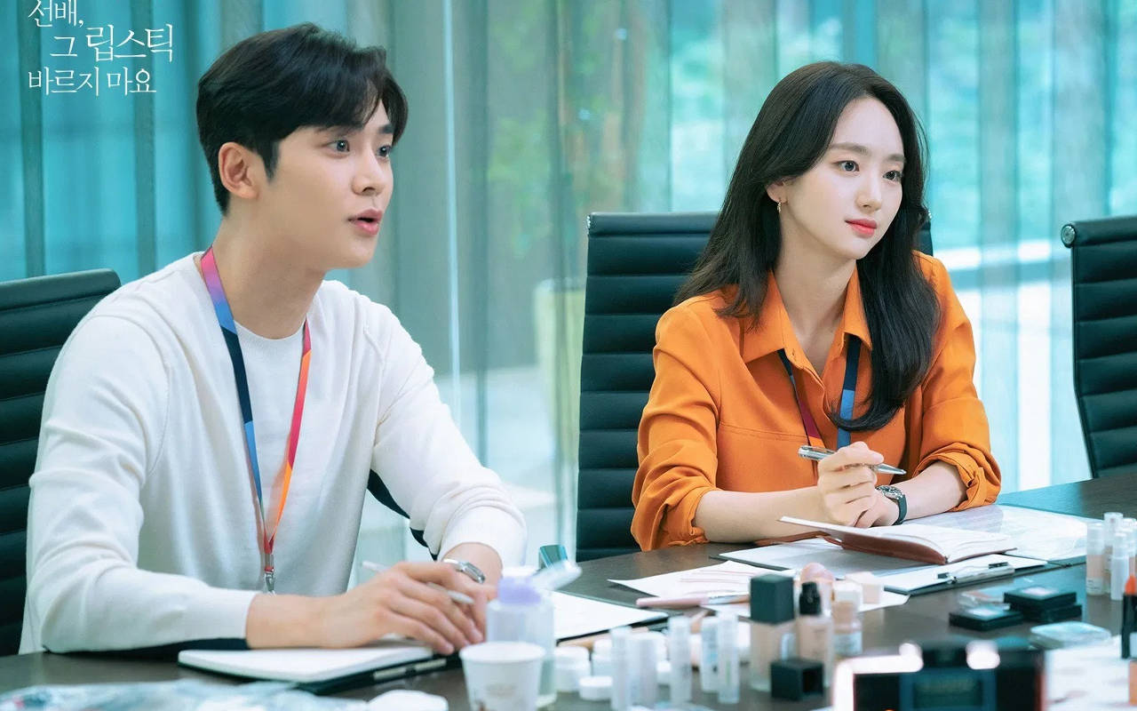 Pesona Rowoon SF9 dan Won Jin Ah di Lokasi Syuting Bikin Sutradara 'She Would Never Know' Terkesan