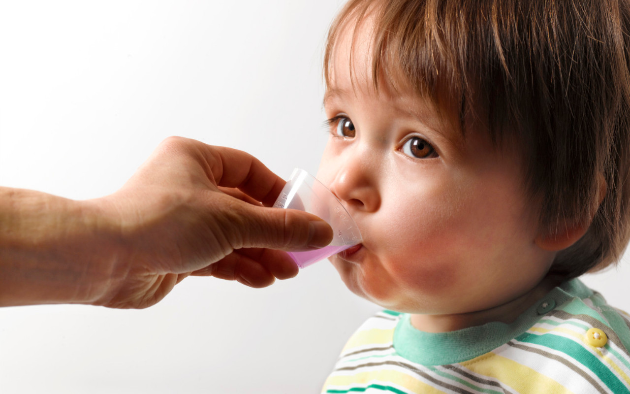Lebih Baik Jangan Dipaksa, Ini 7 Tips Efektif Agar Anak Mau Minum Obat