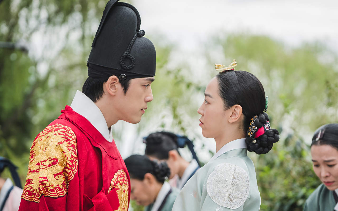 Momen Romantis Kim Jung Hyun dan Shin Hye Sun Saat Kirim Surat di 'Mr. Queen' Malah Bikin Ngakak