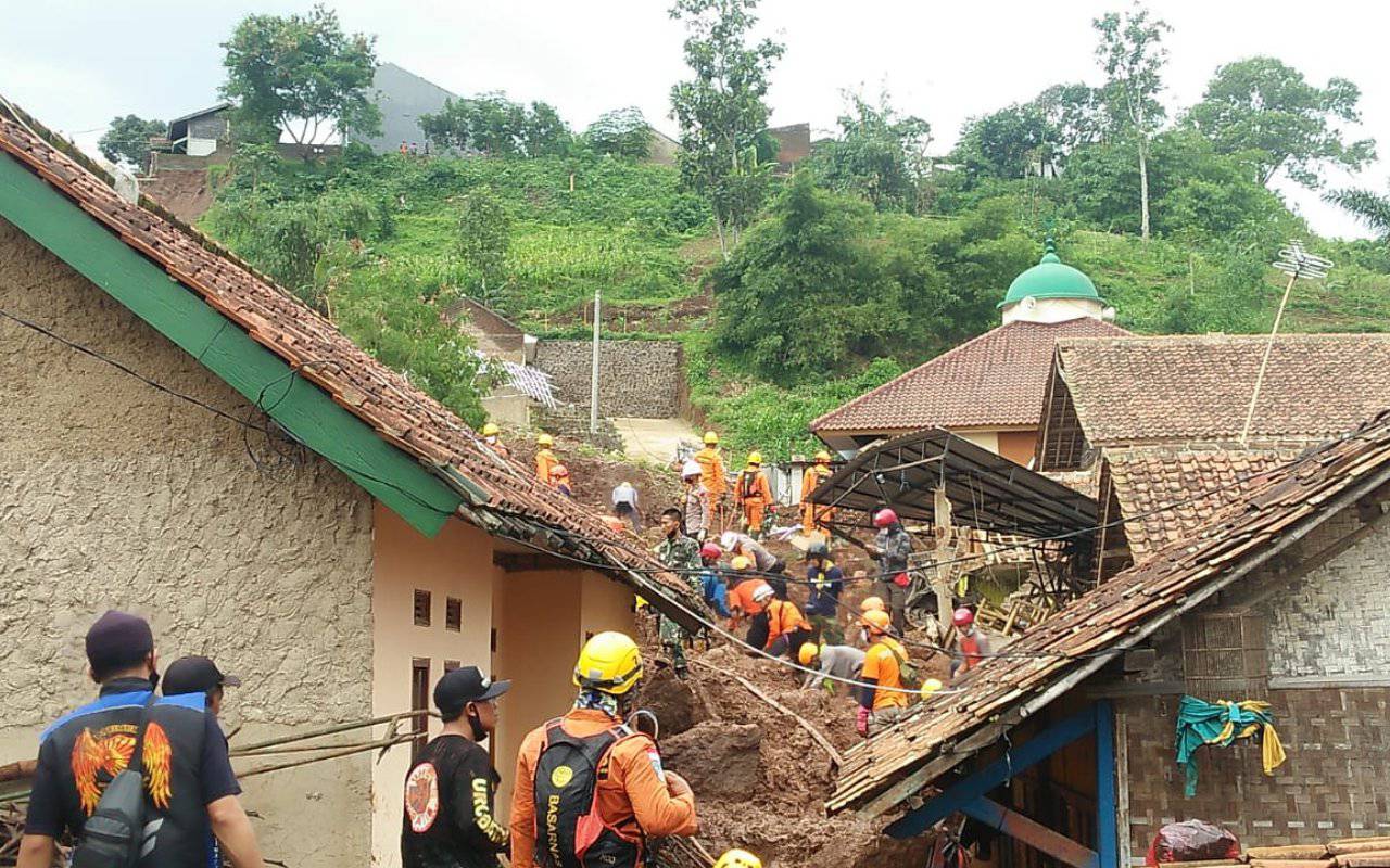 Longsor Sumedang 'Telan' Hampir 40 Nyawa, Pembagi Bansos Juga Jadi Korban Tewas Penusukan