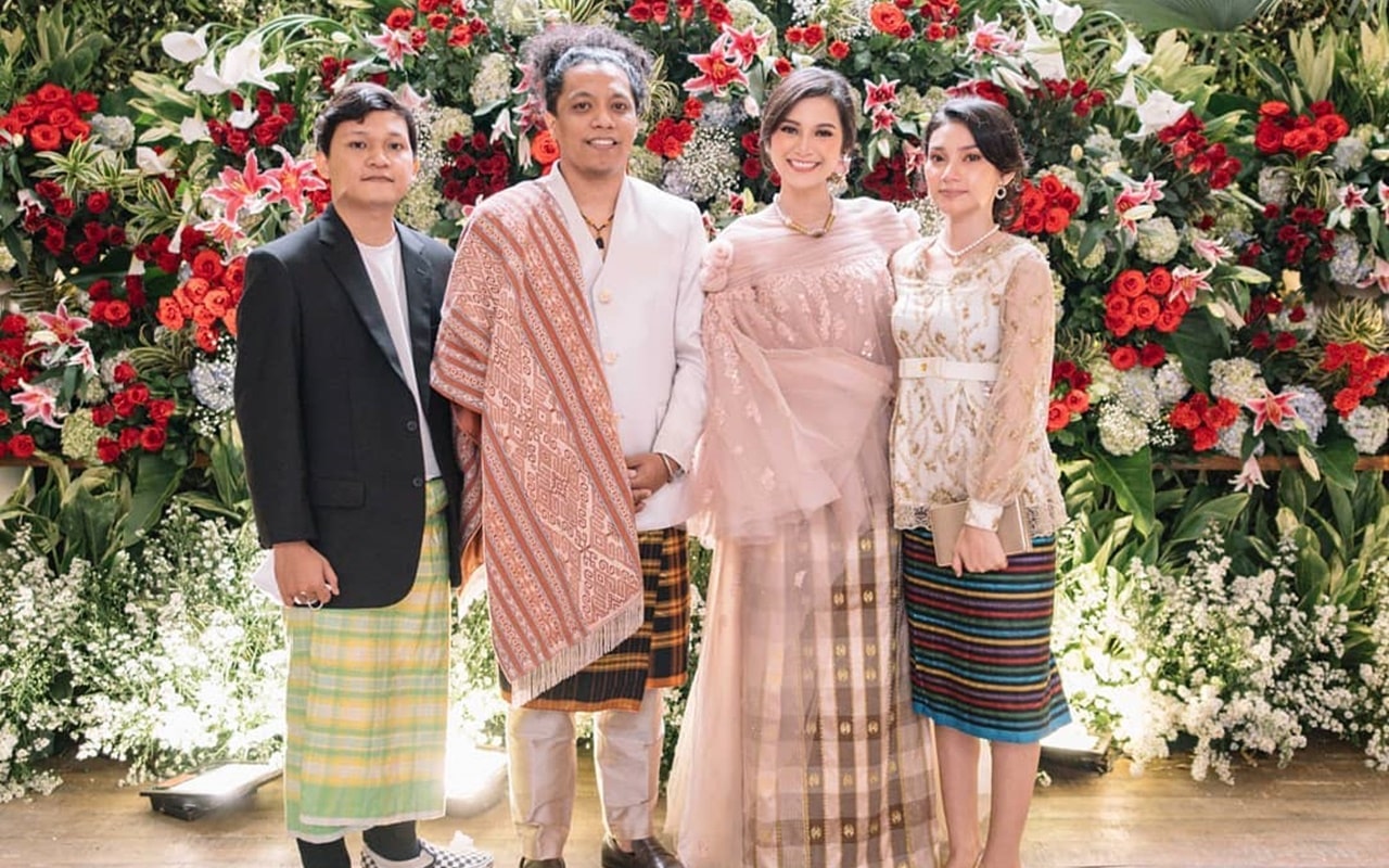 Adik Cantik Indah Permatasari Nangis Usai Kakak Nikah, Ekspresi Dirangkul Arie Kriting Terkuak