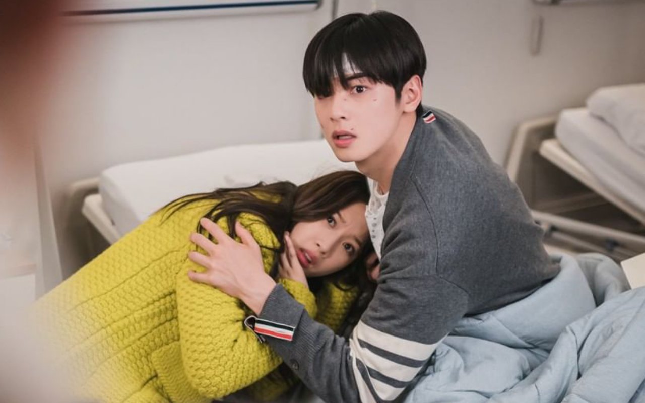 Masih Backstreet, Kocaknya Moon Ga Young Sembunyi dalam Selimut Cha Eunwoo di 'True Beauty'