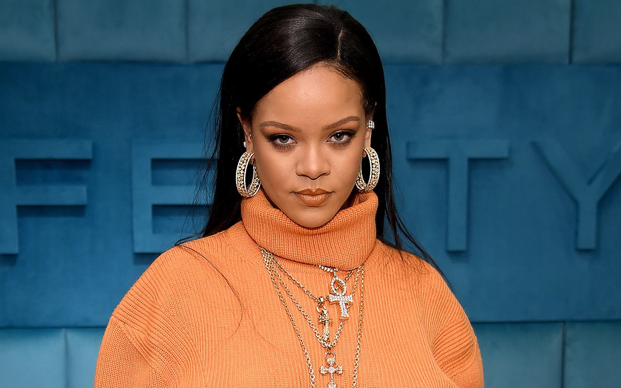 Rihanna Buang Dua Kantong Sampah untuk Rayakan Pelantikan Joe Biden-Kamala Harris