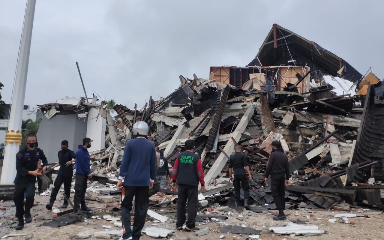Geger Warga Gali Puing Rumah Cari KK Demi Dapat Bantuan Gempa, Gubernur Sulbar Beri Klarifikasi