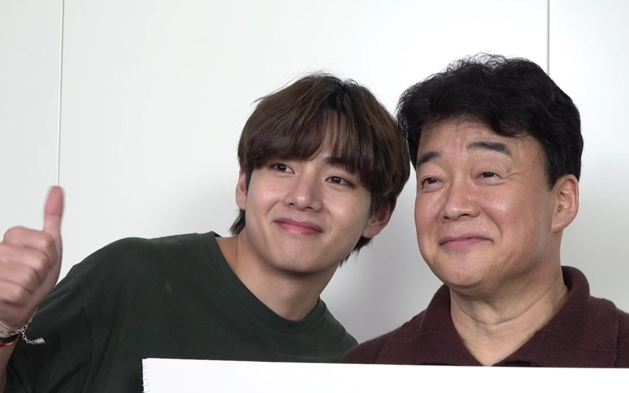 V BTS Girang Banget Bisa Foto Bareng Chef Baek Jong Won untuk Pamer ke Ibunda