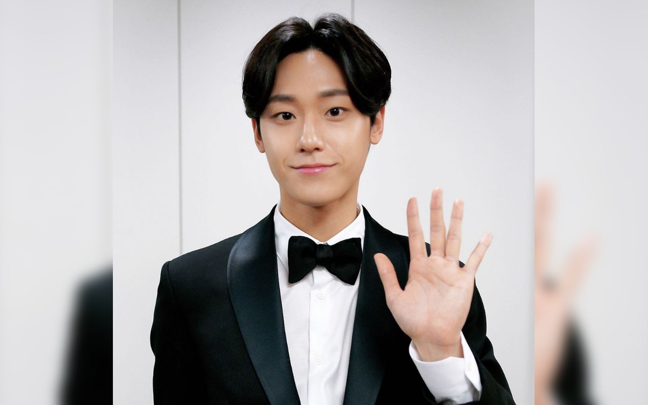APAN Awards 2020: Lee Do Hyun Ganteng Maksimal dengan Senyum Menawan di Red Carpet