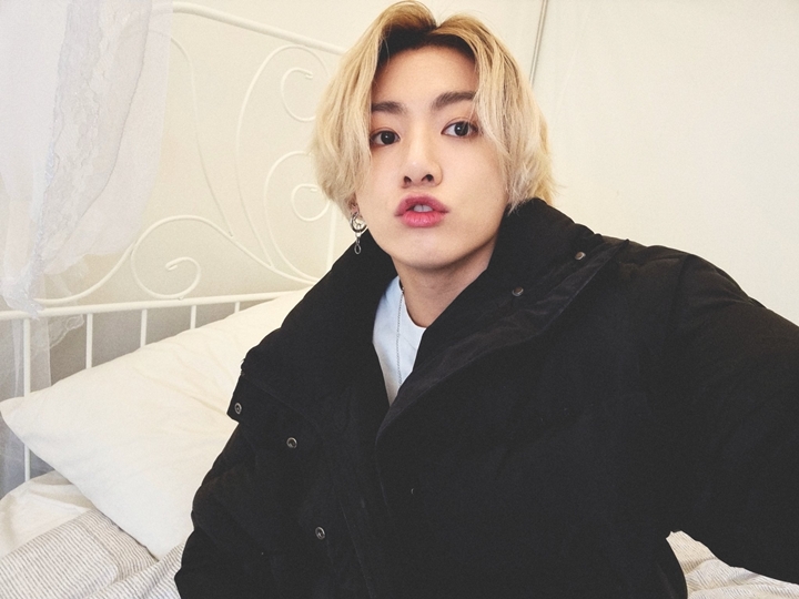 Jungkook BTS Akhirnya Update Medsos Pamer Selfie Imut di Kasur, ARMY Menggila 1