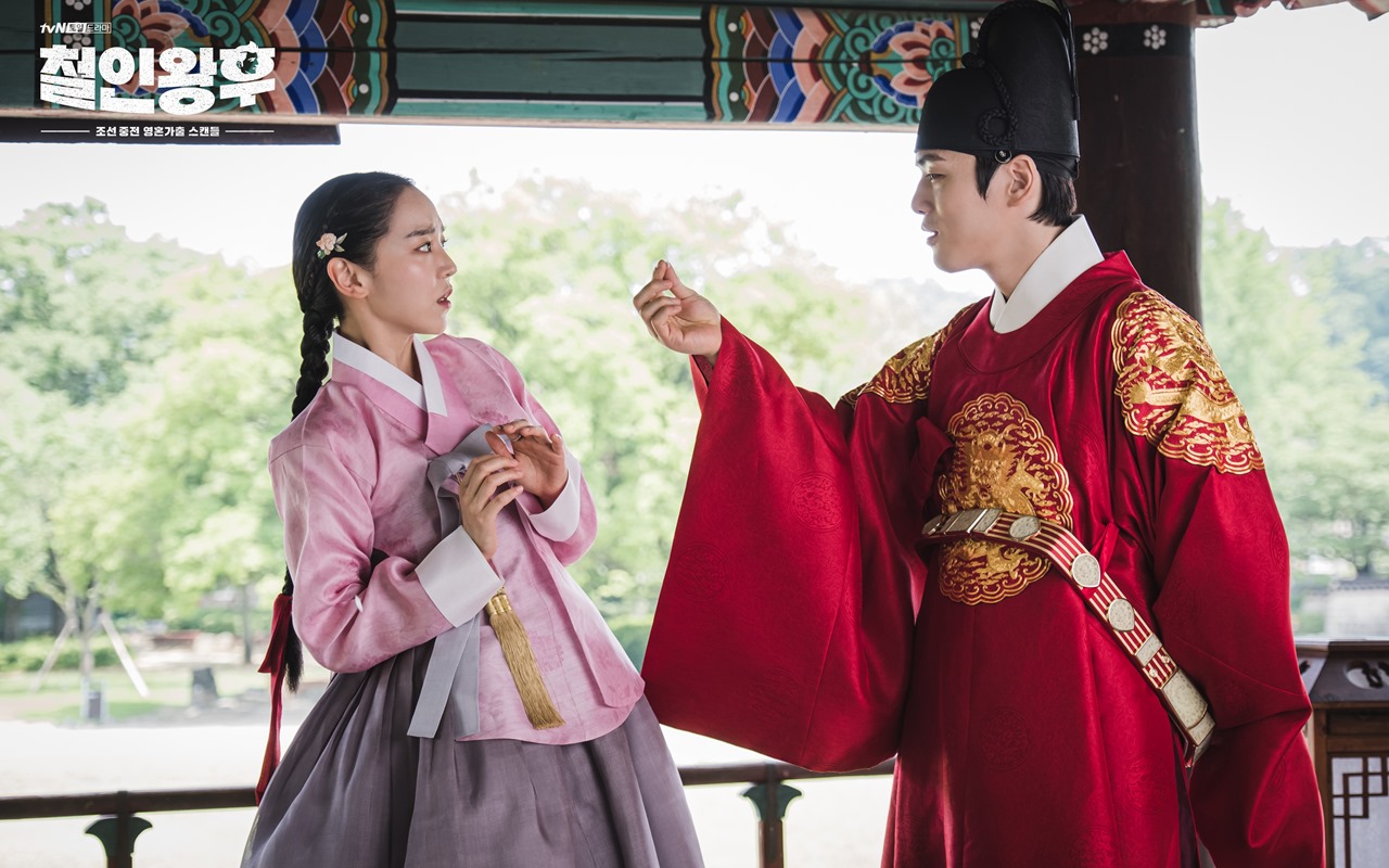 Ganas Saat Malam Pertama di 'Mr. Queen', Kim Jung Hyun Sampai Tak Bisa Bangkit Usai Syuting