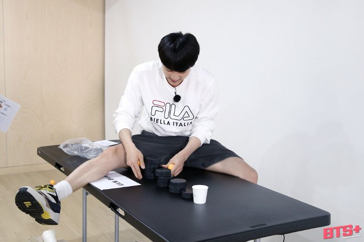 Jin BTS Umbar Kaki Atletis