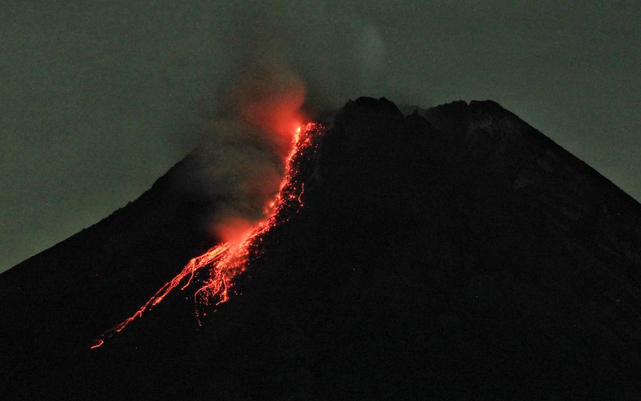 Gunung Merapi Belum Aman! Hari Ini Tercatat 6 Kali Gugurkan Lava Pijar