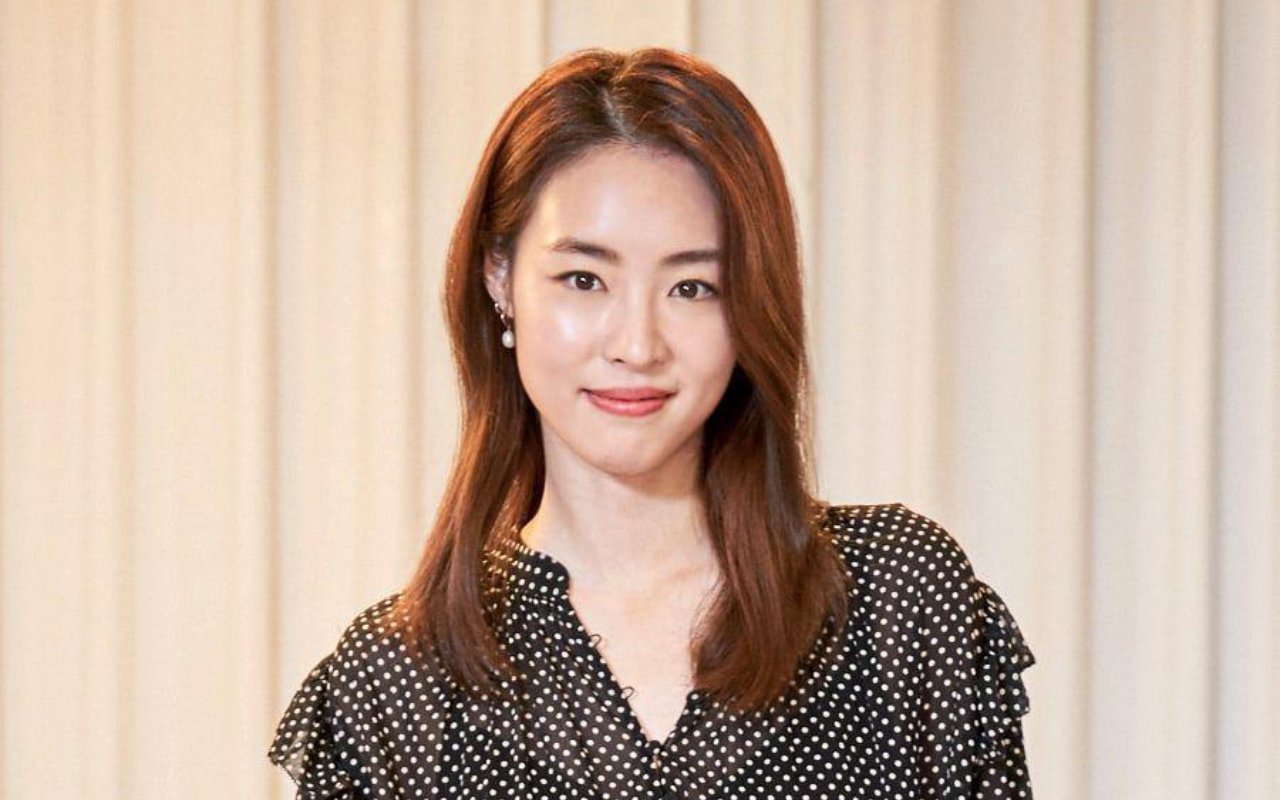 Lee Yeon Hee Sedih Tinggalkan SM dan Belum Siap Ungkap Suaminya ke Publik