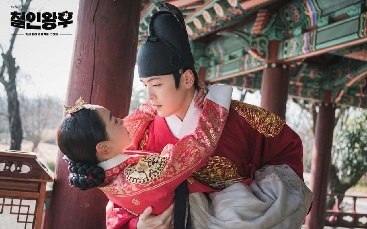 Syuting Intim Dengan Shin Hye Sun, Kim Jung Hyun Berdialog Yang Tak Ada di Naskah 'Mr. Queen'