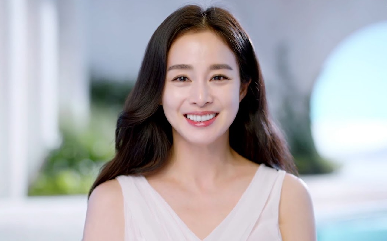 Kim Tae Hee Cantik Banget Syuting Iklan Baru, Netizen Menolak Percaya Fakta Ini