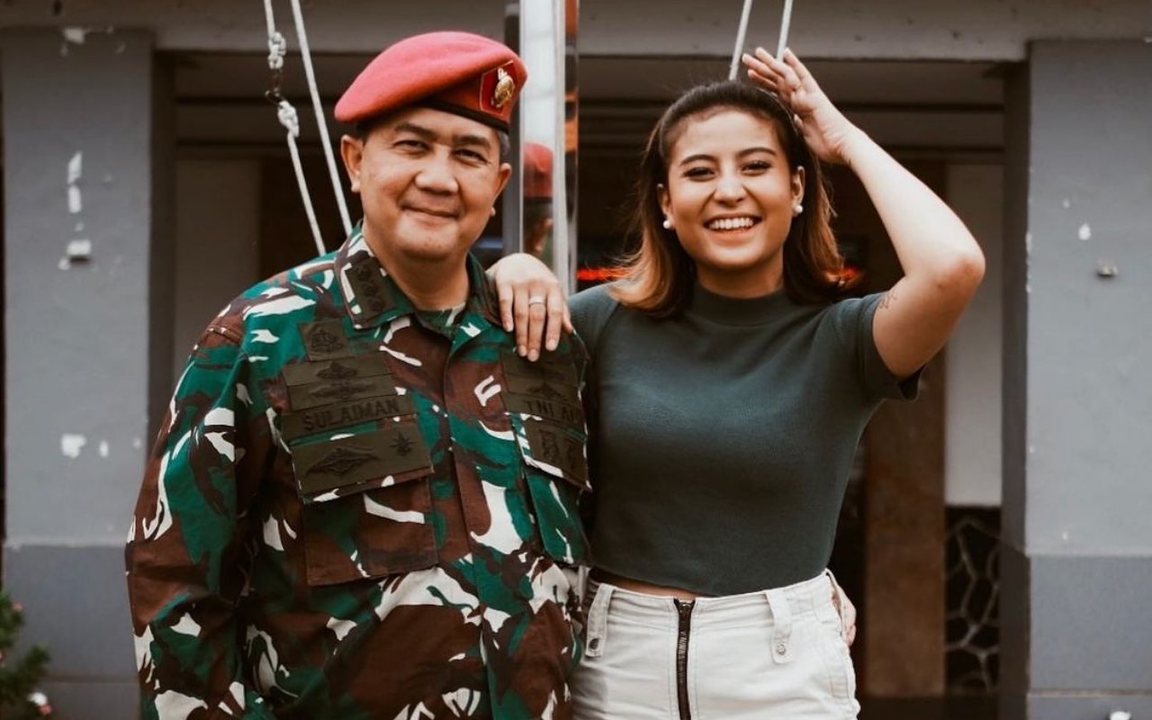 Awkarin Pamer Foto Bareng Sang Ayah Yang Pakai Seragam TNI, Warna Baret Timbulkan Tanda Tanya