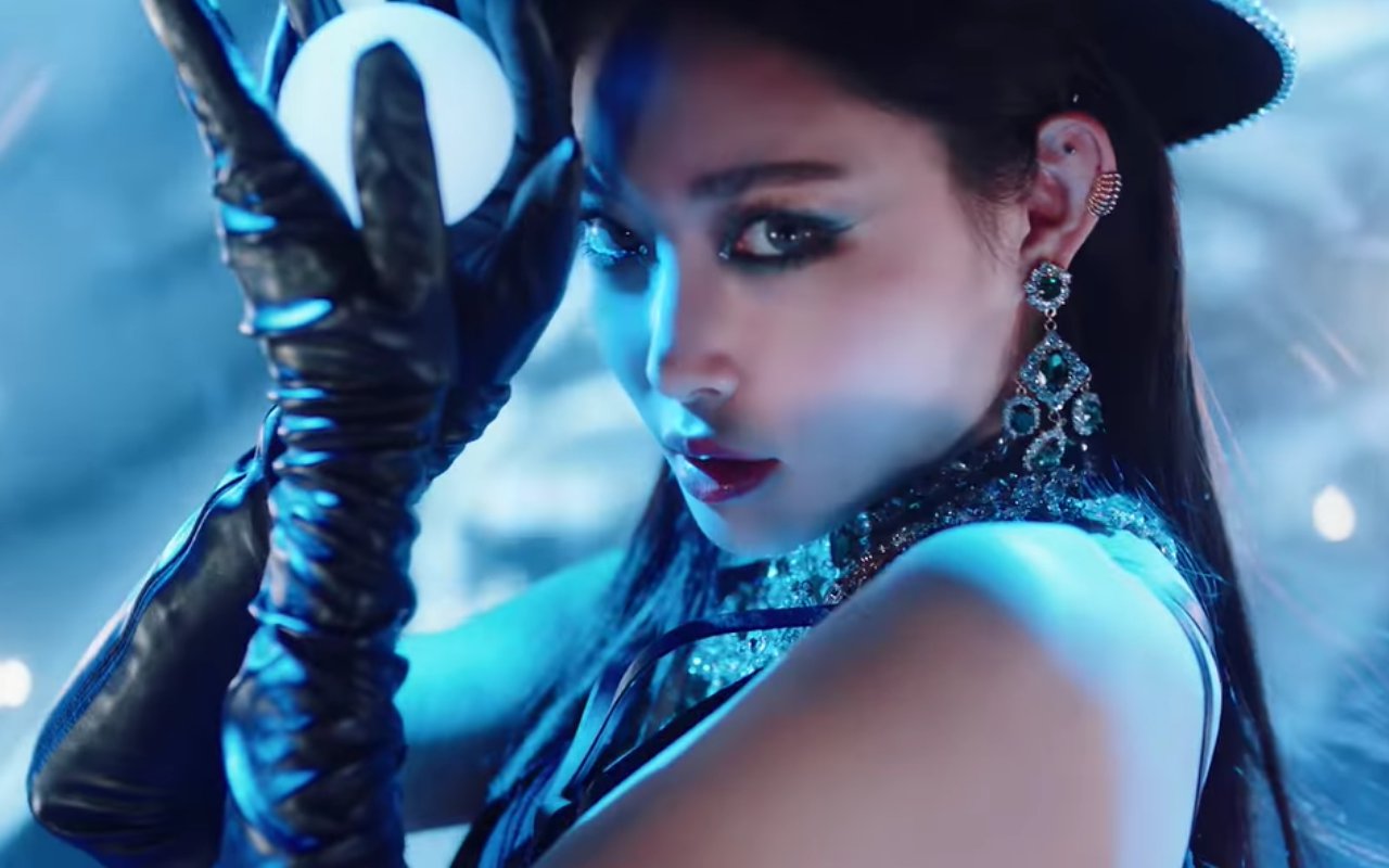 Kim Chung Ha Sajikan Musik Unik Bernuansa Latin Pop Dalam MV Comeback 'Bicycle'