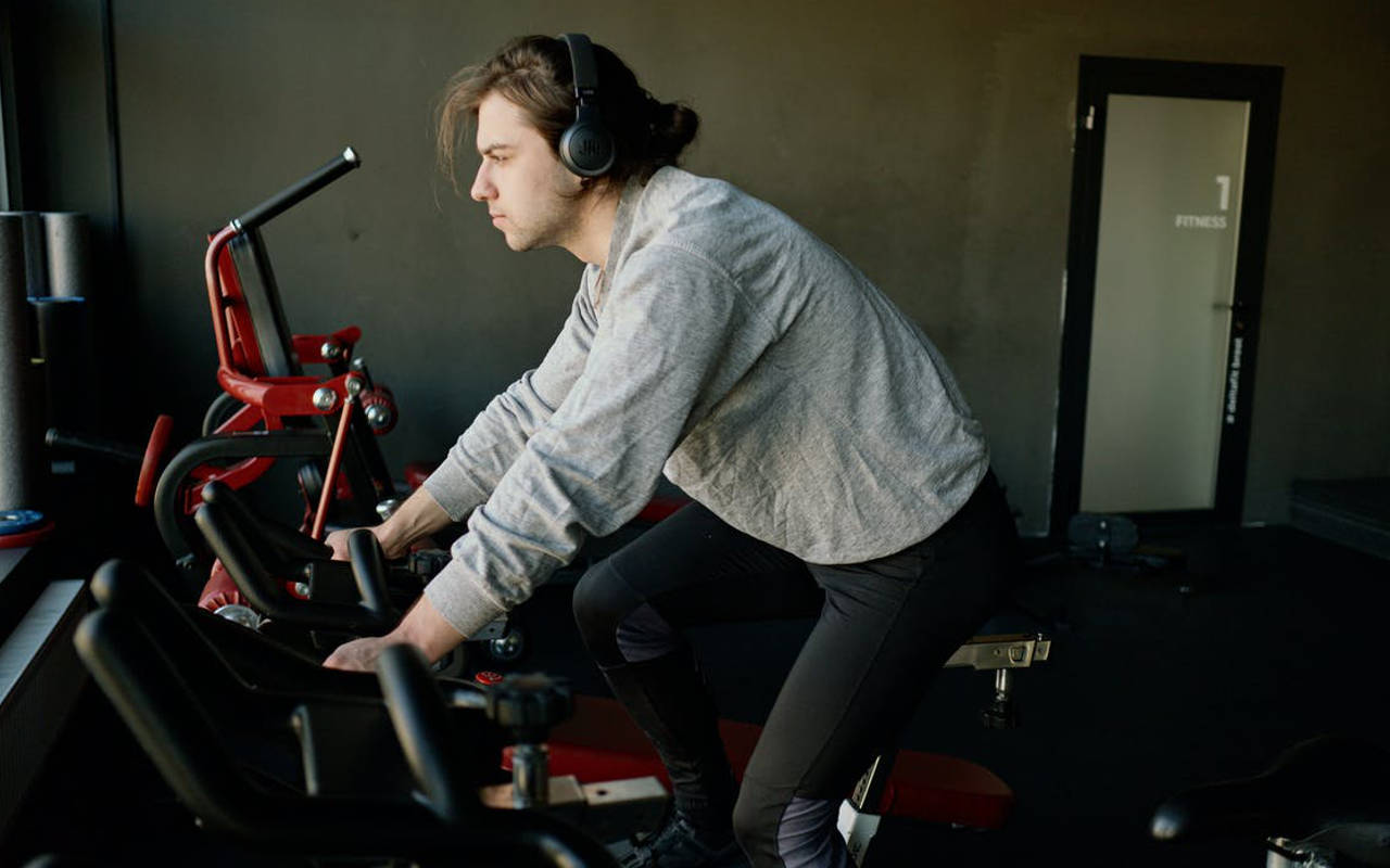 Lebih Aman Olahraga di Ruangan, Ketahui 7 Manfaat Sepeda Statis untuk Kesehatan