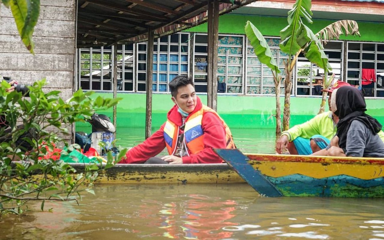 Video Menegangkan Baim Wong Evakuasi Korban Banjir Yang Terserang Stroke